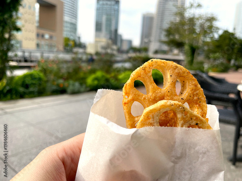 Wallpaper Mural レンコンフライ ─ 手持ち紙袋の輪切りレンコン揚げ・屋外 Torontodigital.ca