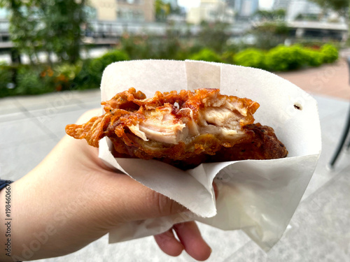 Wallpaper Mural フライドチキン断面 ─ 割った鶏肉の断面・屋外手持ち Torontodigital.ca