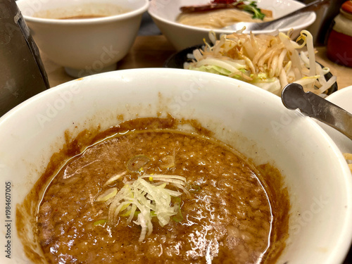 Wallpaper Mural 魚介つけ麺 ─ 濃厚魚介つけ汁と麺皿のセット全体 Torontodigital.ca