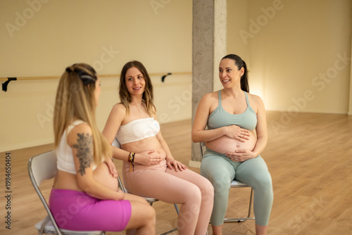 Tableau sur toile Pregnant women sharing experiences in a prenatal class