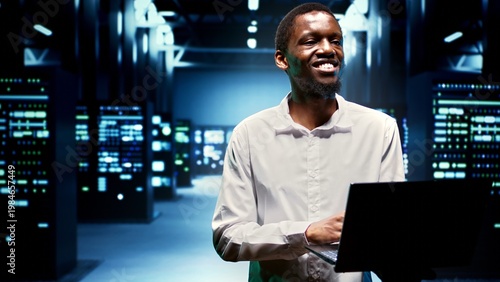 Foto Happy engineer walking between supercomputers in high performance computing server room, ensuring flawless operations conditions
