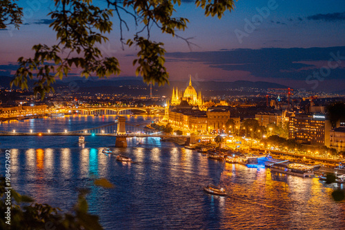 Fotografía Gothic Parliament Illuminated Over Danube At Night With Shimmering Reflections A