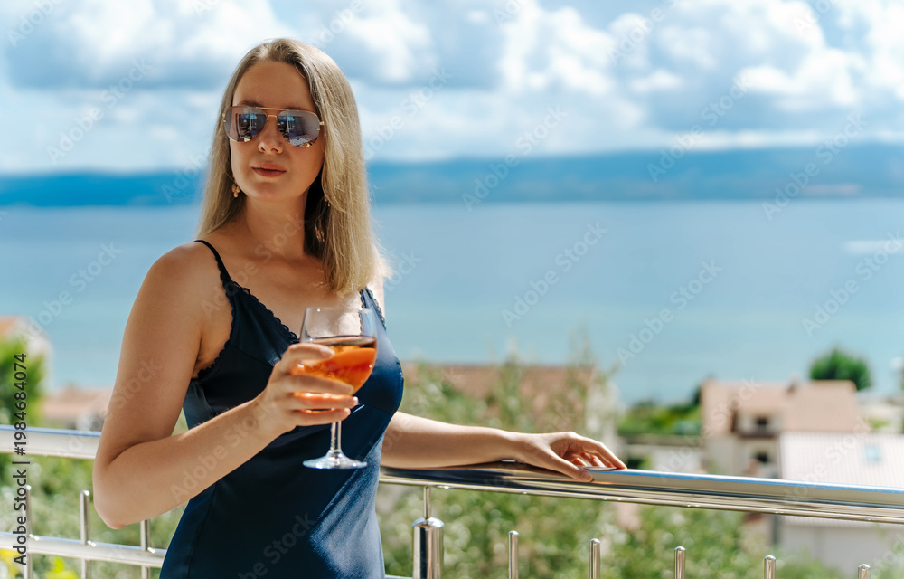 Obraz premium Woman drinking refreshing cocktail on summer vacation.