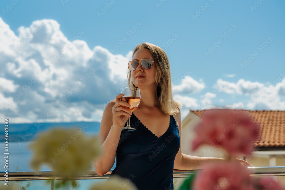 Obraz premium Woman drinking refreshing cocktail on summer vacation.