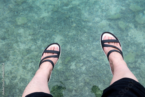 南の島のでサンダルをはいた女性の足