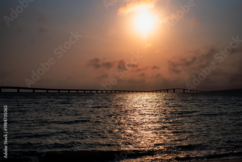 大きな橋に沈む夕日