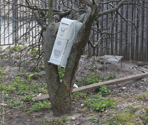 Canvastavla An unnecessary oil radiator is inserted into a tree fork