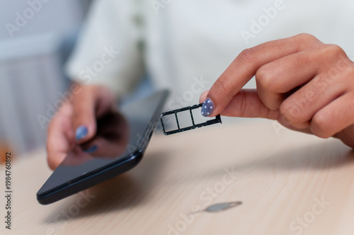 Foto Exploring everyday life sim card insertion in mobile phones with close-up techno