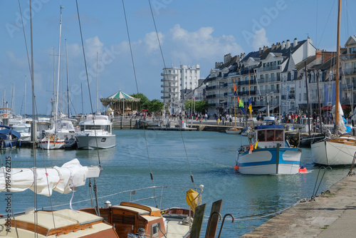 Chalutier entrant dans le port du Pouliguen