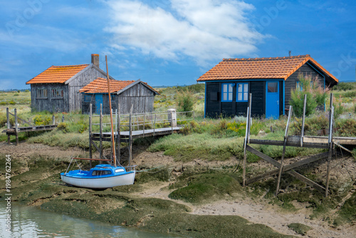 cabanes ostréicoles sur le chenal de La Tremblade 