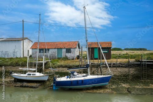 voiliers et cabanes ostréicoles sur le chenal de La Tremblade 