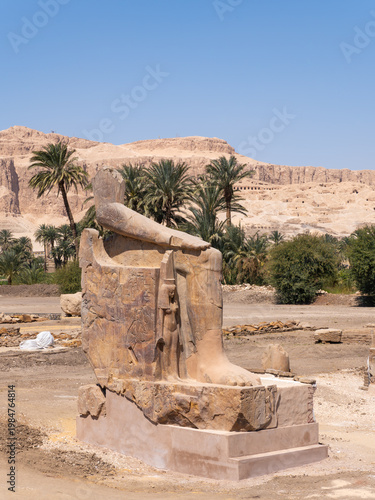 Fotografía Colossus of memnon statue fragment standing in ancient thebes necropolis, west b