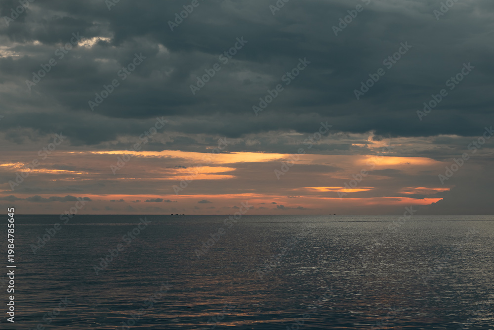 Obraz premium Dramatic Sunset Over the Ocean