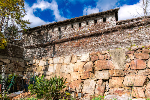 岡山県岡山市 青空の下にそびえる岡山城石山門跡の石垣と狭間のある城壁