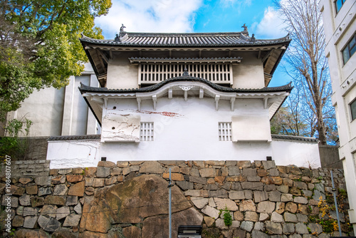 岡山県岡山市 現代のビルと隣接する重要文化財・岡山城の西丸西手櫓