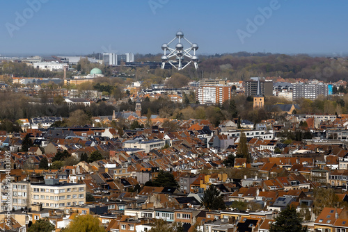 Vue aérienne de Bruxelles avec l'Atomium en second plan.