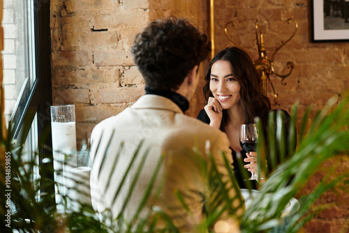 Fotografía Celebrating love in a cozy restaurant for a young couple
