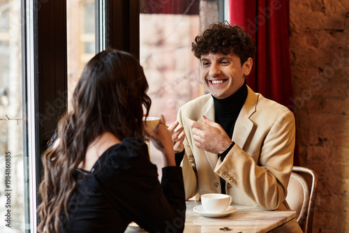 Fotografie Enjoying love and connection at a cozy restaurant