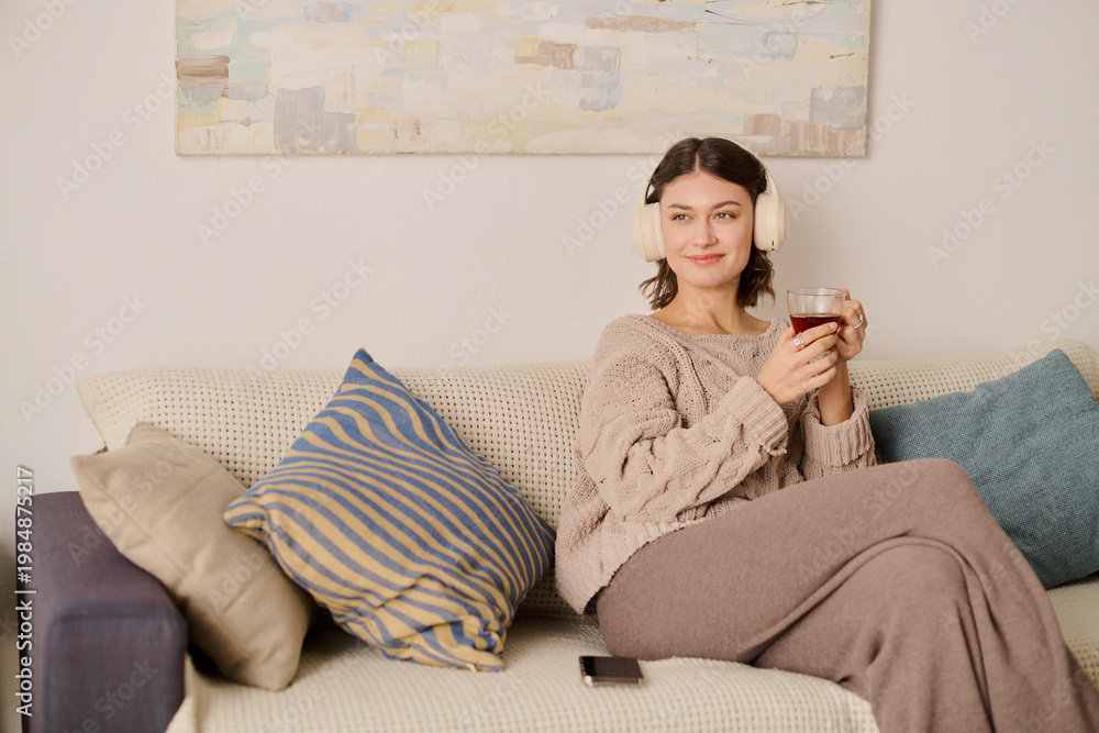 Obraz premium Relaxing evening at home with a warm drink and cozy vibes in a beautiful setting