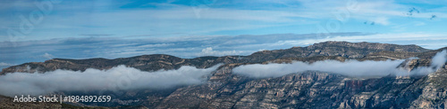 Fotos panorámicas de montaña, pueblos de montañas entre las nubes Dos Aguas Valencia.