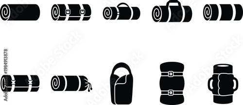 Verschiedene gerollte Schlafmatten und Schlafsäcke mit Gurten und Griffen als Piktogramme.