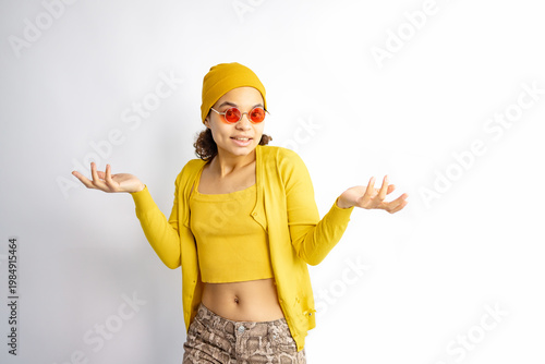 Canvastavla Confused Young Woman Shrugging Shoulders in Yellow Outfit – I Don't Know Gestu