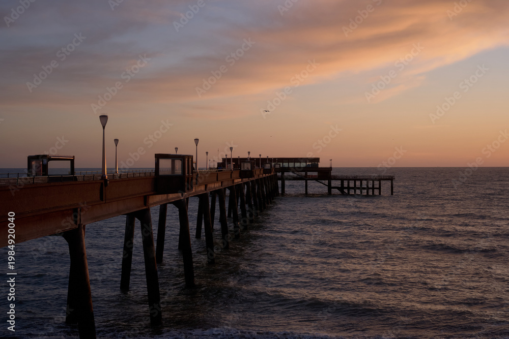 Obraz premium sunset on the pier