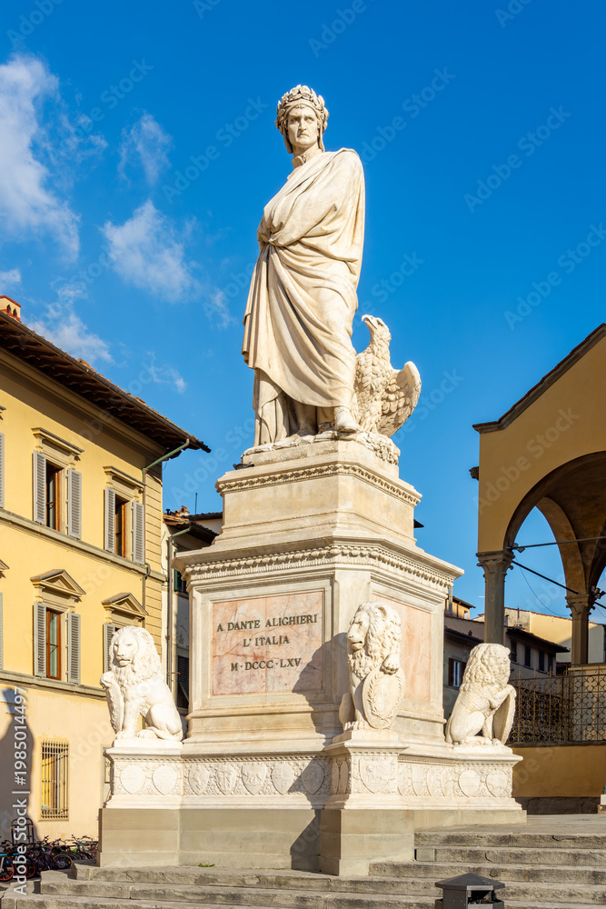 Obraz premium Statue of Dante Alighieri at Santa Croce basilica in Florence, Italy