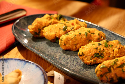 Foto Golden brown Turkish style vegetable croquettes served as a traditional appetizer in a restaurant