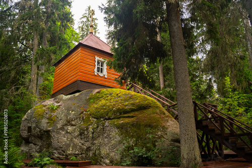 Fotografie Wooden chapel on top of the Horse-Stone (Kon-Kamen) on Konevets Island