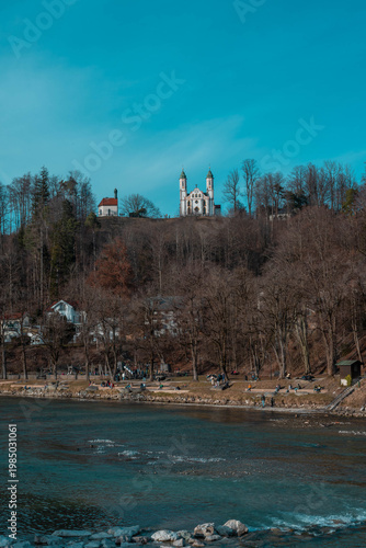 Blick über die Isar auf den Kalvarienberg mit Kalvarienbergkirche in Bad Tölz, Oberbayern