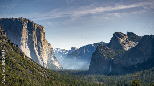 Fotografi Yosemite Valley with El Capitan, Bridal veil Fall, and Half Dome