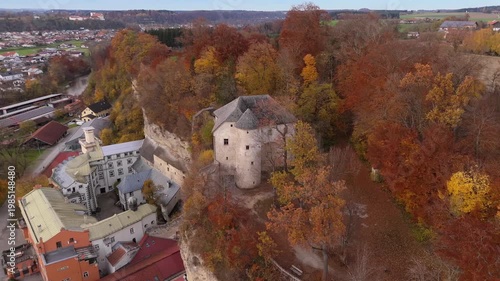 Luftaufnahme von Schloss Stein an der Traun im Landkreis Traunstein, Bayern. Historische Burganlage in Herbstfarben. Hoehlenburg und Hochschloss, eine der bedeutendsten Burganlagen Deutschlands