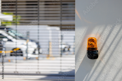 駐車場の出入口に設置されたオレンジ色の警告ランプ