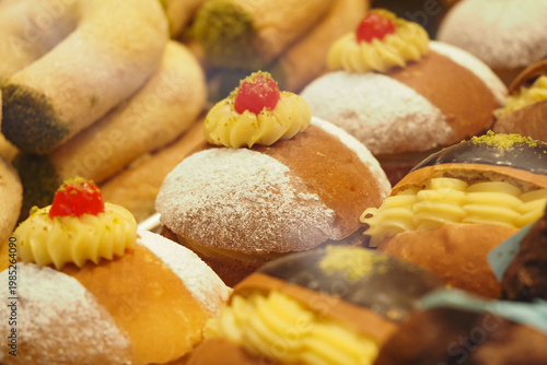 Fotografía Baked goods in a display case at a bakery during the day
