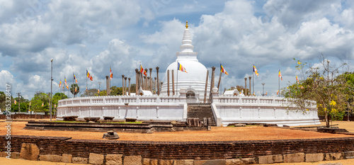 Bild auf Leinwand Thuparamaya Pagoda Surrounded by Stone Pillars in Anuradhapura Sri Lanka
