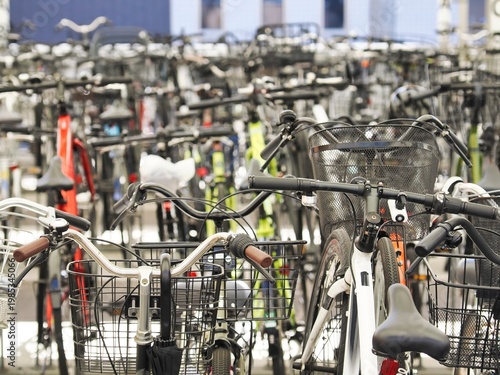 駐輪場にたくさんの自転車