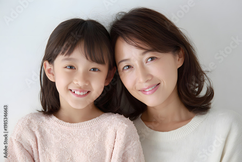 笑顔で寄り添う日本人の母娘（健康的で清潔感のあるライフスタイル）｜Happy Japanese mother and daughter smiling together, healthy lifestyle concept