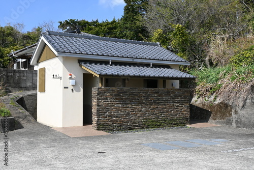 観光地の駐車場に設置された公衆トイレの外観