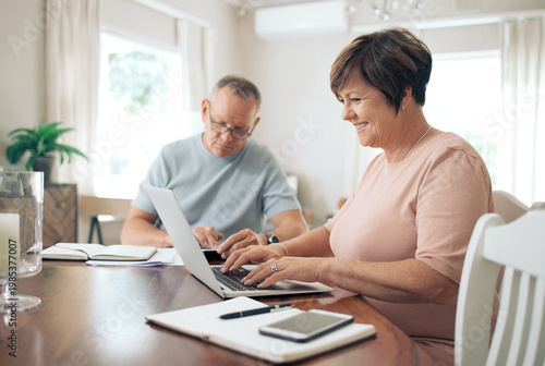 Fotografía Laptop, budget and smile with couple in home for mortgage payment, research and savings