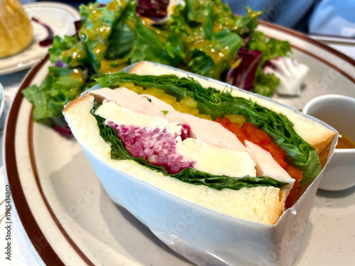 Wallpaper Mural サンドイッチ断面 ─ チキン・レタス・ピクルス添えモーニングプレート Torontodigital.ca