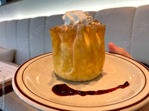 Wallpaper Mural クレープ包みレアチーズケーキ ─ ホイップクリームとベリーソース添え Torontodigital.ca