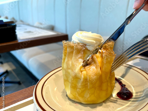 Wallpaper Mural クレープ包みレアチーズケーキ ─ スプーンで食べている瞬間 Torontodigital.ca