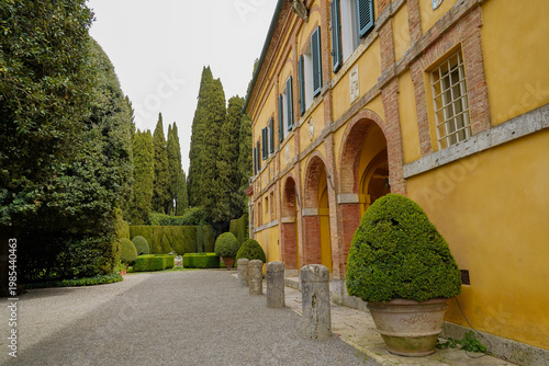 Cuadro en lienzo Il famoso viale dei cipressi che si trova sulla strada che collega la via Cassia