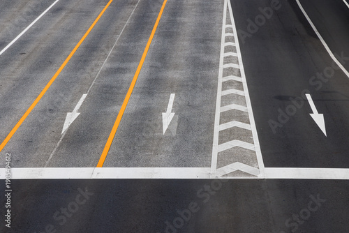 アスファルト道路の車線と進行方向を示す矢印