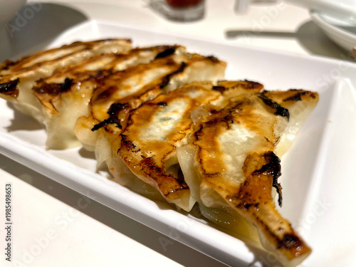 Wallpaper Mural 焼き餃子 ─ こんがり焼き目の白長皿盛り Torontodigital.ca