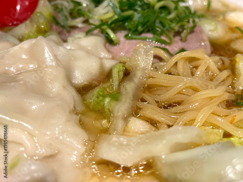 Wallpaper Mural ワンタン入り白菜ラーメン ─ ワンタン・麺・チャーシューのアップ Torontodigital.ca