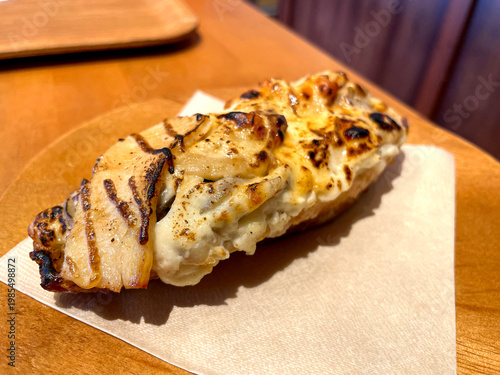 Wallpaper Mural きのこチキングラタンタルティーヌ ─ ホワイトソース焼きのバゲット・斜め Torontodigital.ca