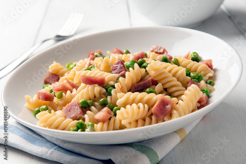 Fusilli con prosciutto cotto e pisellini, Pasta Italiana 