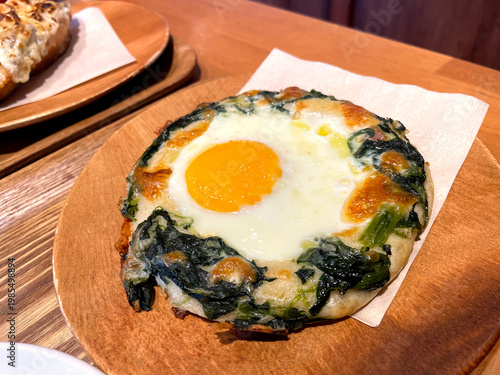 Wallpaper Mural ほうれん草と目玉焼きのパン ─ チーズ焼きのグルメパン・斜め Torontodigital.ca